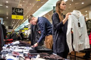 Køb nu og betal senere med feriepenge. Sådan lyder et af tiltagene fra danske butikskæder, der ruster til at få del i de op mod 60 mia. kr. i opsparede feriepenge, som kommer ud inden oktober. 