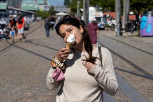 Sommer i København. En kvinde spiser is på Islands Brygge. Foto: Finn Frandsen