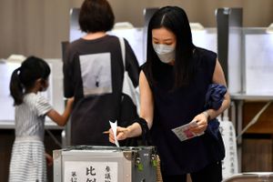 Trods sin afgang som premierminister i 2020 var Shinzo Abe stadig den mest magtfulde politiker i Japan. Det betød en fortsættelse af hans økonomiske politik Abenomics. Men nu er Abe borte – lægger Japan så kursen om?