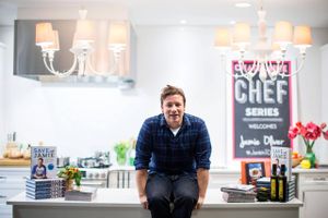 Den verdenskendte tv-kok Jamie Oliver gjorde et sidste forsøg på at redde sine restauranter i Storbritannien. Det mislykkedes, men nu er 3 af de 25 restauranter overtaget af SPP Group. Foto: AP/The Canadian Press, Chris Young.