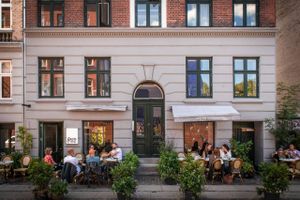 Det seneste tiårs boom på den københavnske madscene har også affødt en lang række fremragende vinbarer. Det er afslappede og uprætentiøse steder, hvor man både spiser og drikker godt. Her er fem gode steder med udendørsservering.
