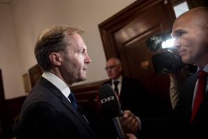 Venstre svarer uden om regeringsspørgsmål, mens Dansk Folkeparti vil gerne snakke med Rasmus Paludan, der i øjeblikket står til at komme i Folketinget ifølge målinger.