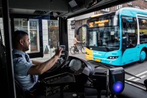 Regeringen siger nej til at lade trafikselskaberne hæve priserne her og nu. Det betyder, at nedskæringerne i den kollektive trafik fortsætter, lyder det fra trafikselskaberne.
