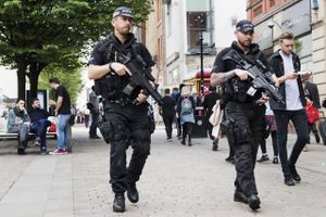 Efter terrorangrebet mandag er politi med automatvben til stede i Manchester centrum. En ganske usædvanlig ting i Storbritannien, hvor betjente normalt slet ikke bærer våben. Foto: Gregers Tycho