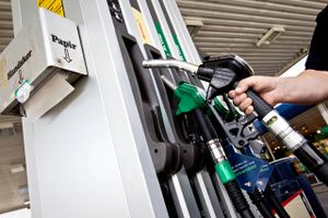 Prisen for en liter benzin nærmer sig den pris, bilejerne måtte slippe i starten af året.