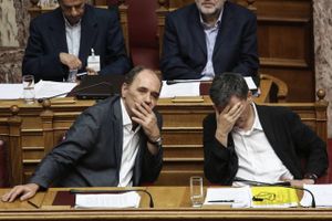 Grækenlands finansminister Euclid Tsakalotos (t.h.) og økonomiminister Giorgos Stathakis under debatten i parlamentet i Athen torsdag om den aftale, der skal berede vejen for den tredje hjælpepakke på fem år.