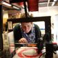Gladsaxe Kommune er selv gået i gang med at fremstille visirer på Pædagogisk Videnscenter. Her er det leder Kristina Velser, som styrer 3D-printeren. Foto: Nicolai Lorenzen