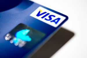 Betaler du med VisaDankort eller MasterCard i udlandet, kan der vente en højere regning, når du tjekker kontoudtoget.
