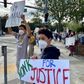 Nana Chancellors sønner – Sebastian på 16 år (tv.) og Oliver på 13 år – havde lavet deres egne skilte, da de i weekenden deltog i en protest i Palo Alto, Californien, mod den sorte mand George Floyds død i Minneapolis, Minnesota. »Det er ikke normalt at slå ihjel,« står der på Sebastians skilt. »Dyt for retfærdighed,« står der på Olivers – en opfordring til bilisterne, der kørte forbi. Privatfoto