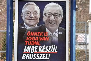 Finansmanden George Soros står i ledtog med EU-kommissionens formand, hævder Ungarns regering. Den EU-ansvarlige statssekretær afviser, at det er paranoia.