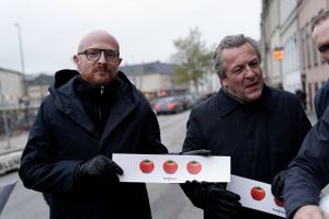 Radio- og tv-nævnet svarede tirsdag på politikernes spørgsmål angående dab-udbuddet. Mødet gav ikke nævnet anledning til at ændre i afgørelsen. Der er ikke juridisk hjemmel til at lade udbuddet gå om, siger kulturministeren. Men der kan være flere undersøgelser af udbuddet på vej.