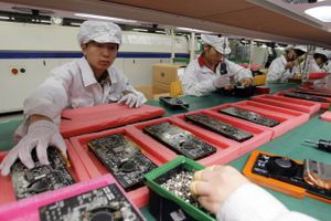 En tidligere chef i den taiwanske teknologikoncern Foxconn blev opdaget i at stjæle iPhones fra lagret. Nu skal han i brummen.