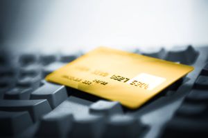 Svindel med betalingskort sker nu oftere på nettet uden at svindlerne besidder de fysiske kort end ved tyveri af kortene. Foto: Colourbox.