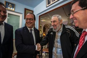 Den tidligere cubanske præsident, Fidel Castrol, hilser på den franske præsident François Hollande under dennes historiske besøg i Cuba.