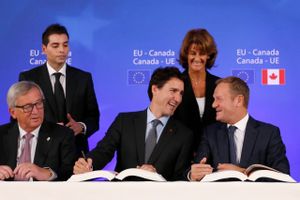 Den canadiske premierminister, Justin Trudeau (i midten) underskriver sammen med EU-kommissionens præsident, Jean-Claude Juncker (tv) og Europarådets præsident, Donald Tusk (th) den frihandelsaftale mellem EU og Canada, der går under navnet Ceta-aftalen. Foto: AP/Francous Lenoir.