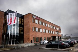 Tre medarbejdere er suspenderet, fordi de ikke vil give afkald på trecifrede millionbonusser i Energi Danmark. Den ene er med i topledelsen. 