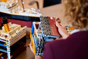 Siden lanceringen har det været svært at få fat på Legos nye version af RMS Titanic. Det forudgående arbejde med modellen viser, at voksne forbrugere fylder meget hos legetøjskoncernen.