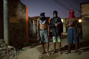 Drug traffickers pose for photos holding their guns in a favela in Rio de Janeiro. Foto: Felipe Dana/AP