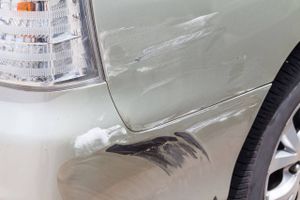 Ridser og lakskader på bilens kofangere er blandt de hyppigste årsager til, at mange får en efterregning på leasingbilen, viser FDMs undersøgelse.