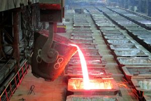 Smeltet nikkel hældes i forme på støberiet i Norilsk i Rusland, der er en af verdens største producenter af højkvalitets nikkel. Arkivfoto: Reuters/Polina Devitt  