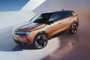 Opel er nu klar til at præsentere sit bud på en elbil i den populære SUV-klasse. Den nye Grandland kan bl.a. fås med et kæmpestort batteri. 