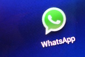 Chatbrugerne på WhatsApp skal fremover ikke betale for at bruge servicen. I stedet skal chatteriet sponsoreres af kommercielle virksomheder, der til gengæld får adgang til op mod en milliard brugere.