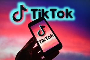 Den kinesisk ejede videoplatform TikTok er blevet det klart mest populære tidsfordriv blandt børn og unge. Men appen bliver nu også set som et kinesisk våben mod Vesten, og i USA bliver der råbt på et forbud.