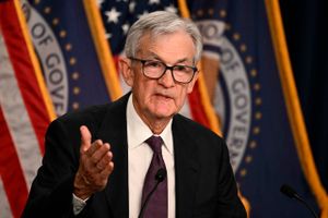 Federal Reserve har besluttet at holde renten uændret efter intern uneighed. Jerome Powell bekræfter, at han ikke har tænkt sig at forlade Fed's bestyrelse, når hans periode som formand udløber.