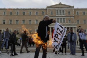 Vrede grækere demonstrerede forleden over den seneste sparepakke, som bl.a. beskærer pensionerne. Foto: AP