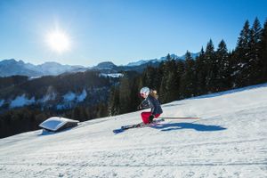 Østrigske Saalachtal  er ikke stedet, hvor skieksperter får svimmelhedsanfald over pisternes stejlhed, og den vilde afterskiing skal man lede længe efter. Til gengæld er området skræddersyet til familier, der kan slippe børnene løs i det overskuelige område, samt gæster, der vægter roen og de smukke omgivelser.