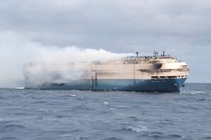 Et fragtskib med ca. 4.000 luksusbiler brød onsdag i brand på Atlanterhavet. Nu er hjælpen fra brandslukningsbåde endelig ved at ankomme.