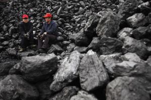 Kina er verdens største forbruger af kul, men i årets første kvartal er kulimporten næsten halveret.