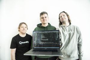     Hans Henrik Knudsen (grøn trøje), Allan Grønlund ( sort t-shirt) og Nikolaj Zinner står bag Kvantify. De arbejder med kvantesoftware fra deres nye kontor på Incuba i Aarhus.  Foto: Helle Arensbak