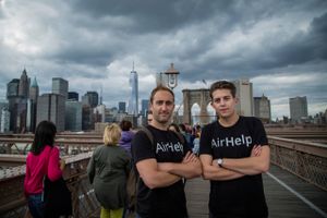 Airhelps danske chefer, Henrik Zillmer og Nicolas Michaelsen, bruger flere timer af deres weekend på at skaffe nye kunder på Brooklyn Bridge.