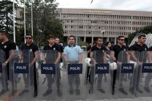 Turkish riot police stand guard outside a courthouse where prosecutors are questioning hundreds of coup plotters, in Ankara, Turkey, Wednesday, July 20, 2016. Turkey's National Security Council is holding an emergency meeting following a coup attempt last week that was derailed by security forces and protesters loyal to the government. President Recep Tayyip Erdogan was heading the meeting Wednesday of the council, which is the highest advisory body on security issues. Foto: AP/Burhan Ozbilici