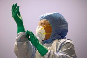 Den amerikanske regering investerer godt 1 mia. kr. til at fremskynde udviklingen af to nye vacciner og to lægemidler mod ebola, så de hurtigere kan blive godkendt af FDA. Herunder knap 300 mio. kr. til Bavarian Nordics partner Johnson & Johnson. 