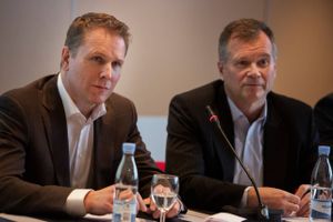 Telenors direktør for Europa Kjell-Morten Johnsen og TeliaSonera direktør for Europa Robert Andersen ved pressemødet ifb. med den danske fusion.