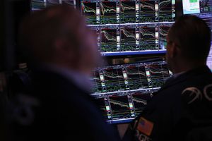 Obligationsmarkedet er nu i et såkaldt "bear-marked" med fald på over 20 pct. for første gang i mange årtier. Stigende centralbankrenter, mangel på købere og økonomisk recession kan sende dele af markedet længere ned i sølet.