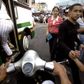 Scooter-taxier er ofte den hurtigste men også mest spændende måde at komme igennem Venezuelas hovedstad, Caracas, på. Landet er hårdt ramt af den lave oliepris, for netop olien spiller en altdominerende rolle for den venezulanske økonomi.