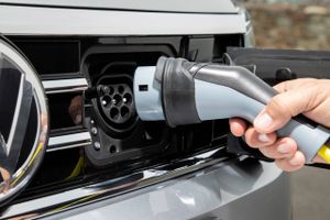 Plugin-hybridbilers teoretiske og faktiske CO2-udledning har skabt politisk uro om de grønne bilafgifter fra 2020, som er aftalt til at gælde til 2030.