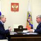 Ruslands præsident Vladimir Putin og Igor Setjin, topchef i det statskontrollerede olieselskab Rosneft, kan måske snart være vidne til en russisk statsbankerot. Foto: Reuters//Mikhail Klimentjev