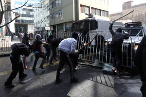 Gaderne i Chiles hovedstad Santiago har været fyldt med voldelige demomstrationer, efter den chilenske befolkning stemte nej til et ny forfatning den 4. september. Foto: Carlos Vera/Reuters/Ritzau Scanpix