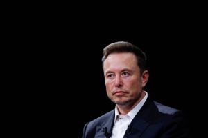 Topdirektør Elon Musk har mandag afskediget over ti procent af medarbejderne i Tesla, skriver Reuters.