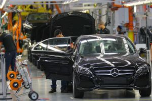 Daimler AG har sendt den foreløbigt sidste generation af forbrændingsmotorer på gaden. Firmaet, der er kendt for modeller som Mercedes-Benz E- og S-klassen, samt en række lastbiler, vil fremover udelukkende udvikle drivaggregater til el.