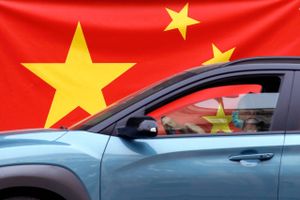 Kina er verdens største marked for både el- og benzinbiler. Nu skal også brintkøretøjer være med. Beijing har lanceret statsstøtte, og en række af industriens største navne har allerede meldt sig.