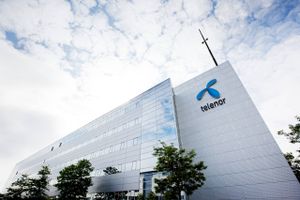 Aktierne i den europæiske telebranche og i særdeleshed TDC får en hård medfart fredag, efter at Telenor og TeliaSonera har opgivet at fusionere deres danske teleaktiviteter.