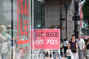 Shoppere i Tokyos berømte Ginza-kvarter har længe nydt godt af lavere priser, takket være deflation. Det kan de stadig - landets forbrugerprisindeks spås kun at vokse med 0,4 pct. i år. Foto: Yoshio Tsunoda/AFLO) LWX -ytd- (via AP) 