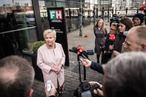 Offentlige beskyldninger om upassende opførsel har på fire dage væltet Lizette Risgaard af posten som formand for Fagbevægelsens Hovedorganisation. Jyllands-Posten har samlet et overblik over sagen.