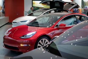 Her ses en rød Tesla Model 3 mellem en Model S og en Model X i et showroom i San Diego tidligere på året. Foto: Frank Duenzl/AP