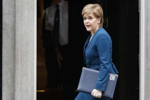 Skotlands førsteminister Nicola Sturgeon er en hård nyser. Hun mener at have mandatet til at kræve en ny folkeafstemning om selvstændighed. Arkivfoto: Alastair Grant/AP